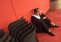 Tak Dianggap oleh Kedua Orang Tuanya Sendiri, Mahasiswa Ini Menangis Pilu Karena Hanya Didampingi Dosennya Saat Wisuda
