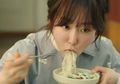 6 Zodiak Ini Dikenal Banyak Makan Saat Stress, Kamu Termasuk?