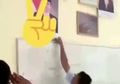 Viral, Video Anak SMA Turunkan Foto Presiden Jokowi Sambil Diiringi Indonesia Raya, Netizen Nggak Puas Kalo Nantinya Doi Cuma Minta Maaf