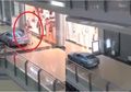 Sultan Mah Bebas! Cowok Ini Sewa Satu Mall Supaya Bisa Keliling dan Belanja Pakai Mobil