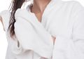 Tidur dengan Rambut Basah Apakah Picu Kerusakan Rambut? Ini Kata Ahlinya