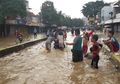 Niat Baik Pungut Sampah Saat Banjir Jakarta Hari Ini, Seorang Warga Tebet Justru Meninggal Terseret Arus