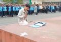 Para Siswa Ini Dihukum Hancurkan HP Sendiri Karena Dibawa ke Sekolah