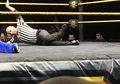 Patah Kaki Saat Bertugas, Wasit WWE Ini Pilih Tetap Lanjutkan Pertandingan