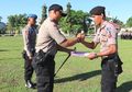 Penghargaan untuk Brigadir Teuku Putra Usai Bertugas Jaga Kotak Suara Sambil Gendong Buah Hatinya