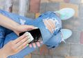 Jangan Pernah Bersihkan Layar Handphone Lo Pake 5 Benda Ini