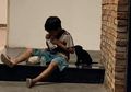 Kisah Bocah Tukang Parkir di Makassar yang Selalu Berbagi Rejekinya dengan Anak Anjing