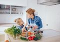 Kenalkan Makan Sehat Ke Si Kecil Sejak Dini, Simak Tips Ini Moms!