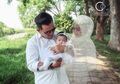 Bikin Haru, Sang Suami Berfoto Bersama Arwah Istrinya Demi Memenuhi Keinginan Terakhirnya Sebelum Menghadap Illahi