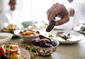 Kenapa Makan Kurma Saat Buka Puasa Sebaiknya Ganjil? Ini Jawabannya