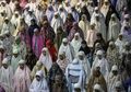 Ramadan Telah Tiba, Lihat Foto Salat Tarawih Pertama di Jakarta