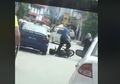 Pindah Jalur Tak Nyalakan Lampu Sein, Emak-emak Ini Digampar Pengendara Motor di Belakangnya