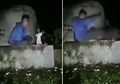 Serem tapi Ngakak! Video Cowok Tantang Setan Masuk ke Jelangkung, Malah Kaget Pas Bonekanya Gerak