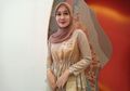 Stylo of The Day, Tampil Modis dengan Blouse dan Celana Hijab ala Dian Pelangi