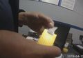 Apes! Pengen 'Menenangkan' Polisi dengan Rokok, Pria Ini Malah Salah Ambil Kemasan Rokok yang Isinya Narkoba