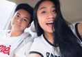 5 Gaya Manis & Simpel Adik Randy Martin, Vanessa Audy Pakai Rok!