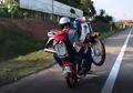 Ban Pecah, Cowok Ini Bonceng Temennya Sambil Pangku Motor Sejauh 82 km
