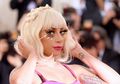 Demi Pakai Bulu Mata Ini, Mata Lady Gaga Harus Ditempel Selotip Wajah