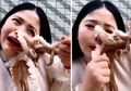 Ingin Makan Gurita Hidup-hidup, Vlogger Wanita Ini Malah Dapat 'Karmanya'