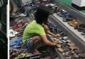 Bikin Haru! Gadis Kecil yang Jadi Pemulung Ini Selalu Rapikan Sandal Jemaah di Masjid Setiap Hari!