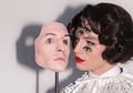 Make Up Ezra Miller di Met Gala 2019 Bisa Merusak Otak, Duh!