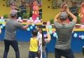 Lucu dan Membuat Haru, Seorang Ayah Tanpa Malu Menari di Depan Panggung Demi Anaknya yang Gugup Saat Pentas