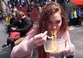 Coba Indomie Goreng Pertama Kali, Warga Amerika Puji Rasanya yang Lezat dan Tekstur Mie yang Pas