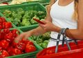 Belanja Sambil Main HP Bisa Bikin Berat Badan Naik? Kok Bisa?