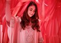 Lakukan Maternity Photoshoot, Celine Evangelista Tampil Cantik nan Seksi Pamerkan Perut Buncit