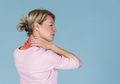 Leher Kaku Karena Posisi Tidur yang Salah? Cukup #5MenitAja untuk Merenggangkannya Kembali Moms
