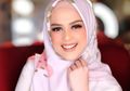 5 Penampilan Simpel & Manis Cut Meyriska dengan Hijab Pink. Lovely!