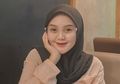 Kepoin 4 Fashion Anak Komedian Mandra, Tia Septiana dengan Hijab Warna Gelap. Manis!