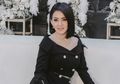 Meski Pakai Sandal Jepit Saat Main di Sawah, Syahrini Tampil Totalitas dengan Topi Harga Fantastis!