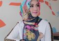 Tampil Stylish dengan Hijab Ramadan ala Eddies Adelia, Intip Penampilannya!