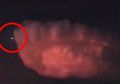Wisatawan Ini Abadikan Momen Alien Muncul di Balik Awan Merah di Thailand