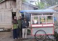 Kisah Suami-Istri Penjual Sate Padang yang Kuliahkan Anak Mereka Hingga ke Perguruan Tinggi, Salah Satunya ke UGM