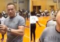 Arnold Schwarzenegger Ditendang dari Belakang oleh Orang Tak Dikenal
