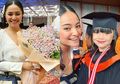 Hadiri Wisuda Anaknya, Marshanda Tampil Cantik Sambil Bawa Tas Mewah Seharga Puluhan Juta Rupiah