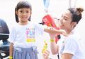 Si Kecil Berlatih Piano, Ayu Dewi Tak Mau Rugi dan Ingin Ambil Untung, Warganet: 'Emaknya Komersil!'