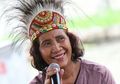 Garang Tenggelamkan Banyak Kapal, Perlakuan Menteri Susi Suapi hingga Gendong Sang Ibu Naik Helikopter Bikin Haru