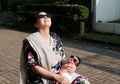 Tya Ariestya Ikuti Tren Kekinian Baby Photography, Apakah Cahaya Kamera Aman Untuk Si Kecil?