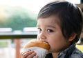Tidak Ingin Si Kecil Kegemukan? Simak 9 Cara Mencegahnya Moms