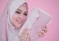 Lihat Tampilan Syahrini dalam Balutan Mukena Renda Brokat dari Unggahan Video Instagram