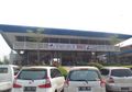 Tertinggal Rombongan Keluarga di Rest Area, Seorang Kakek Renta Digendong Anggota Kepolisian