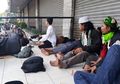 Kepanasan, Massa Demonstran Neduh di Emperan Sekitar Gedung Bawaslu: Ayo Pak Polisi Kita Istirahat Dulu Pak
