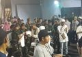 TNI Bagikan Takjil Pada Para Demonstran di Depan Bawaslu, Suasana Unjuk Rasa Berubah Sejuk