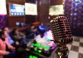Suaranya Fals Saat Karaoke, 2 Cowok Ini Digebukin Pengunjung Lain