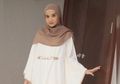 Lihat Tampilan Zaskia Sungkar dengan Gamis Motif Kotak-kotak, Pakai Sepatu Seharga Belasan Juta Rupiah!