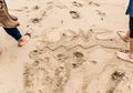 Wisatawan yang Menulis di Pasir Pantai Jepang Akan Dikenakan Denda