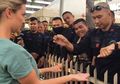 Viral Aksi Polisi Hibur Wartawan Australia yang Liput Kerusuhan 22 Mei dengan Sulap